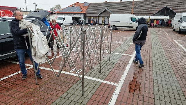 Tak wyglądał plac targowy w piątek w Strzelcach Opolskich. Stoisk i klientów było bardzo mało.