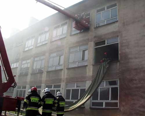 Przy użyciu tego worka ratowniczego i zwyżki ewakuowano część uczniów