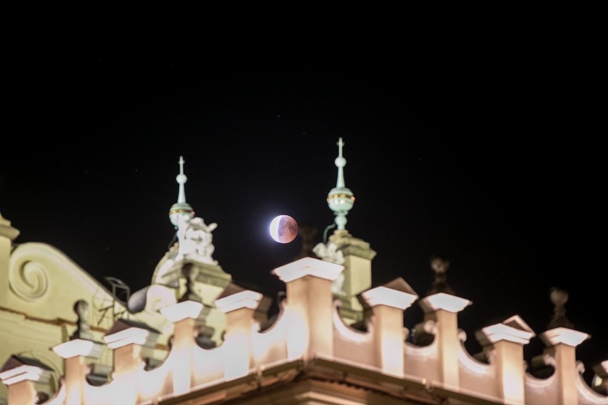 Zaćmienie Księżyca 2018 obserwowały miliony ludzi w Polsce