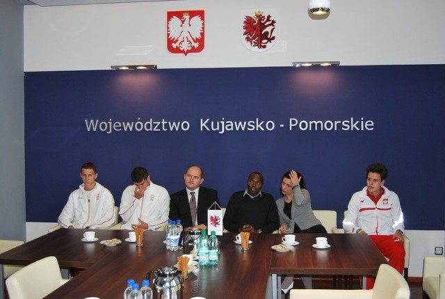 Od lewej: Mateusz Zagórski, Damian Falkowski, marszałek Piotr Całbecki, Wilson Kipketer, tłumaczka Sabina Waszczuk, Filip Drozdowski. 