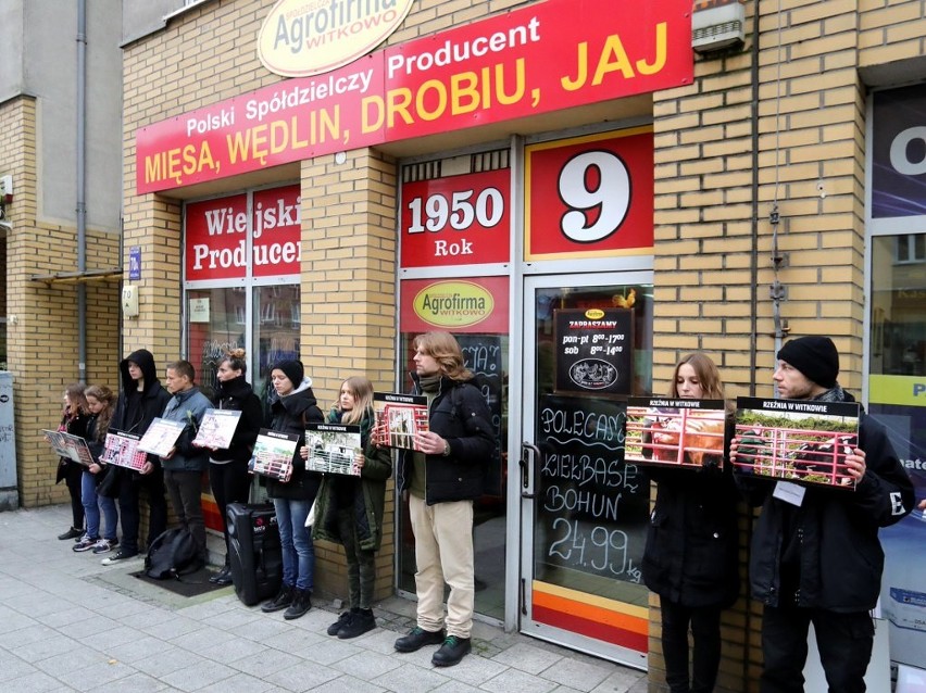 BASTA protestuje przed sklepem mięsnym Agrofirmy Witkowo