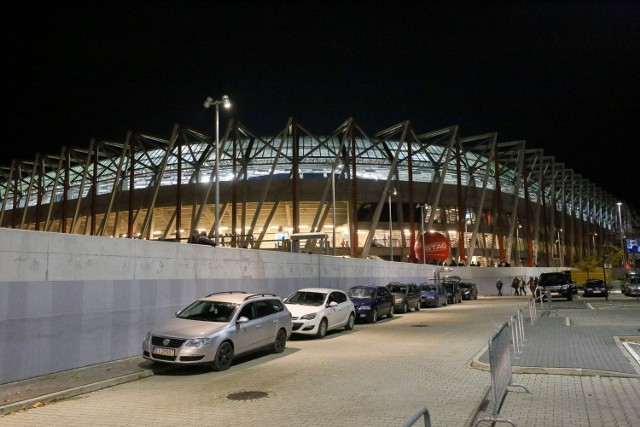 Stadion miejski podczas sobotniego meczu z Piastem. Jeżeli negocjacje między miastem i Adampolem zakończą się sukcesem, obiekt będzie nosił nazwę związaną ze sponsorem.