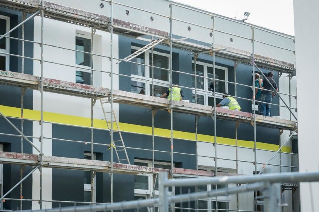 Ulga termomodernizacyjna pozwala odliczyć nawet 54 000 zł. Jeśli korzysta małżeństwo, wówczas kwota podwaja się i można odliczyć 106 tys. złotych.Ulga termomodernizacyjna przysługuje właścicielom nieruchomości, którzy ponieśli wydatki na ocieplenie domu. Pozwala ona na odpisanie od dochodu nawet 54 tys. złotych tytułem "wydatków na realizację przedsięwzięcia termomodernizacyjnego".Co konkretnie można odliczyć dzięki uldze na termomodernizację? Sprawdź w galerii >>>