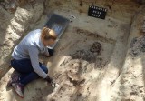 Kości przez dziesięciolecia leżały przy leśnej drodze w pobliżu Zabłocia. Zostały ekshumowane