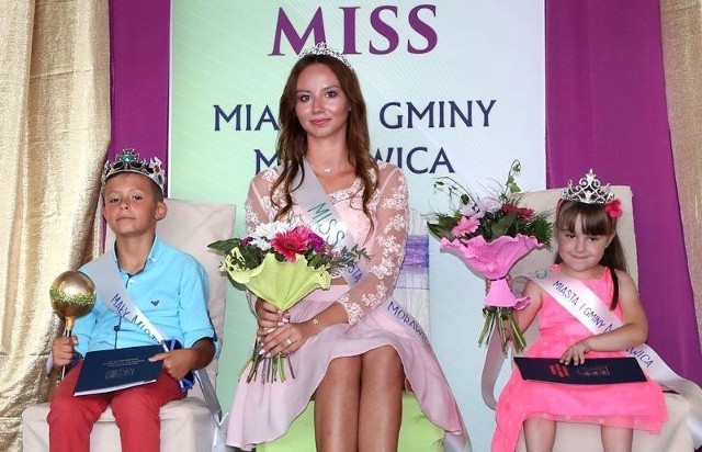 W niedzielę w muszli koncertowej w Morawicy odbył się konkurs Miss Morawicy. W tym roku wybrano także Małą Miss, Małego Mistera oraz po raz pierwszy - Miss Seniorek. Zobacz, do kogo powędrowały tytuły.Małym Misterem został Filip Janus, Miss Morawicy została Marlena Baran z Morawicy, a Małą Miss - Julia Synowiec z MorawicyZOBACZ WIĘCEJ NA KOLEJNYCH SLAJDACH >>> TOP10 najbardziej niebezpiecznych krajów na wakacje 2018