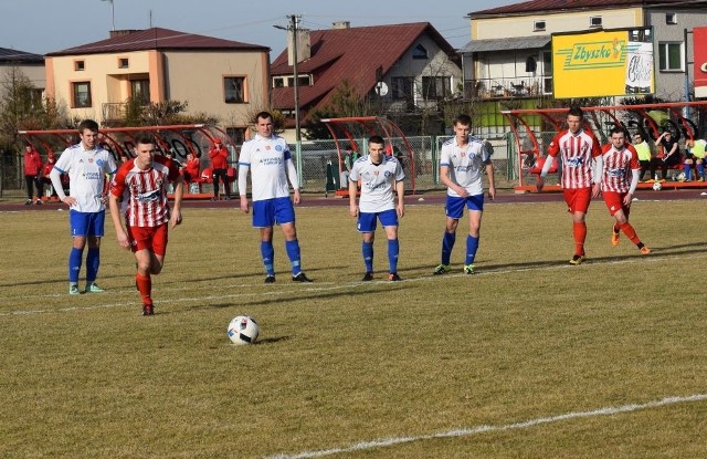 4 minuta meczu, Pilica - Szydłowianka. Marcin Rawski z rzutu karnego strzela gola dla Pilicy.