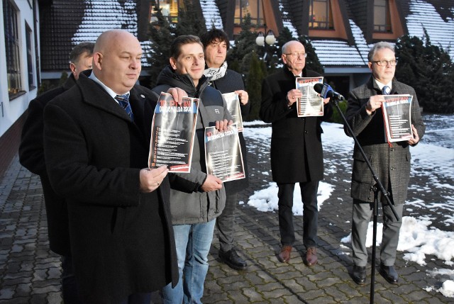 Pod biurem senatora Krzysztofa Brejzy w Inowrocławiu poseł i radni PiS zadali Donaldowi Tuskowi 10 pytań.