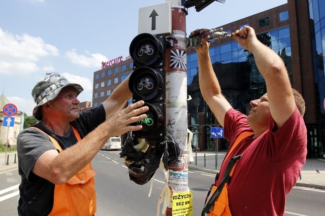 Na skrzyżowaniu ul. Bł. Czesława, Wita Stwosza, Św. Katarzyny i pl. Dominikańskiego we wtorek trwały ostatnie poprawki.  Robotnicy zmieniali sygnalizator, bo zamontowany wcześniej okazał się zbyt energooszczędny i nie widział go sterownik sygnalizacji świetlnej.