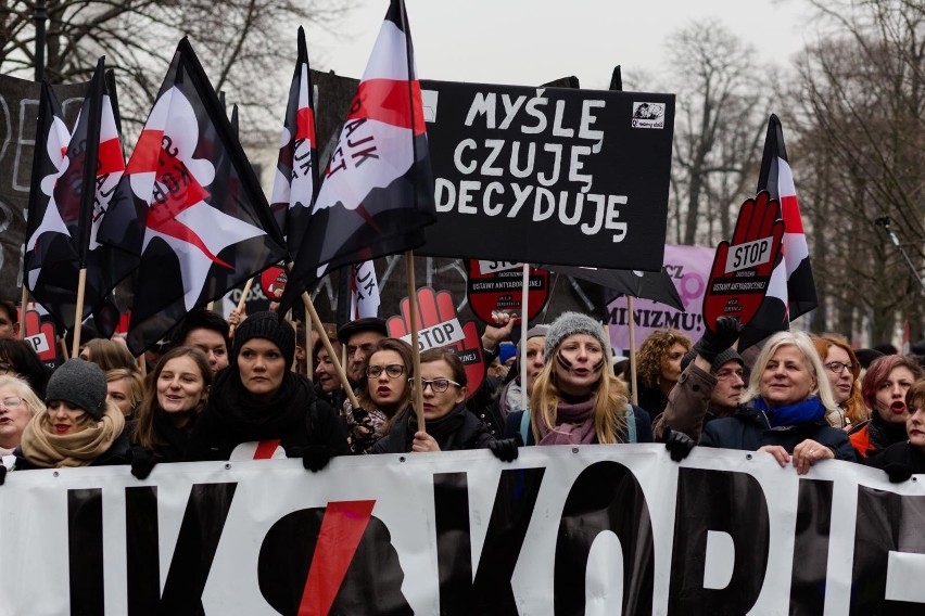 Czarny Piątek 2018. Czarny Protest w Warszawie [ZDJĘCIA] [WIDEO] Warszawa:  Manifestacja kobiet przed Sejmem i marsz przed siedzibę PiS | Polska Times
