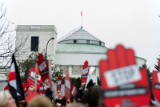 Czarny Piątek 2018. Czarny Protest w Warszawie [ZDJĘCIA] [WIDEO] Warszawa: Manifestacja kobiet przed Sejmem i marsz przed siedzibę PiS