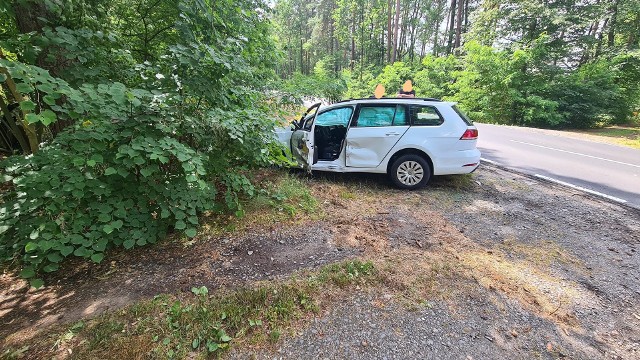 W sobotę, 25 czerwca około południa doszło do zderzenia dwóch osobówek: BMW oraz volkswagena. Oba pojazdy wypadły z drogi.