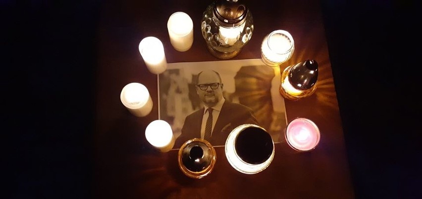 Światełko pamięci dla Pawła Adamowicza w Starachowicach. Spokojnie uczczono 1 rocznicę śmierci prezydenta Gdańska (ZDJĘCIA)