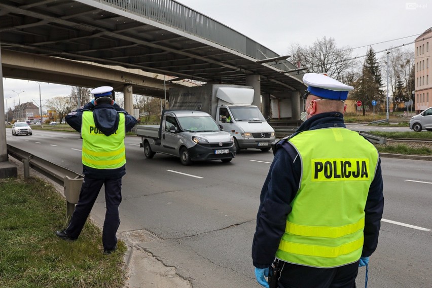 Szczecin. Policja i żandarmeria kontrolują kierowców. Patrole także w parkach i na ulicach 