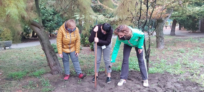 Prawie sto kwiatów nazwanych imionami żydowskich dzieci,...