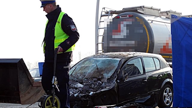 Wypadek w Tychach na Mikołowskiej: samochód nadział się na zęby lemiesza maszyny budowlanej