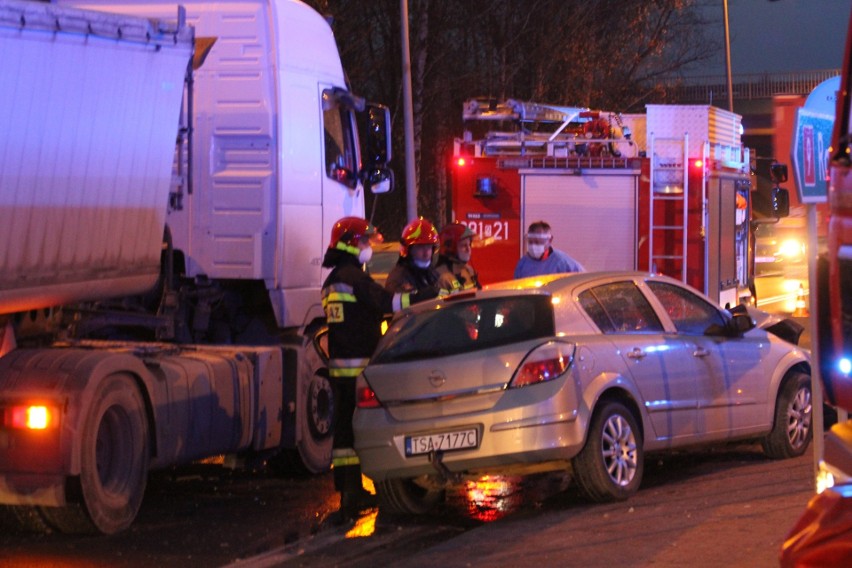 Tir uderzył w auto osobowe. Poranny wypadek na "ślimaku" w Tarnobrzegu - Nagnajowie (ZDJĘCIA)