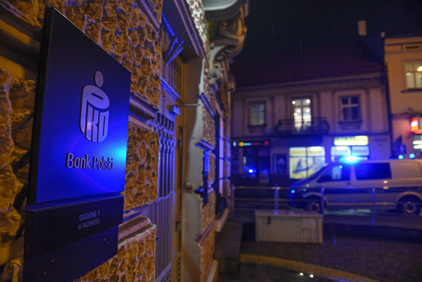 Napad na PKO Bank Polski w Przemyślu. 25-letnia Ukrainka odpowie za rozbój z użyciem niebezpiecznego przedmiotu [WIDEO Z BANKU]