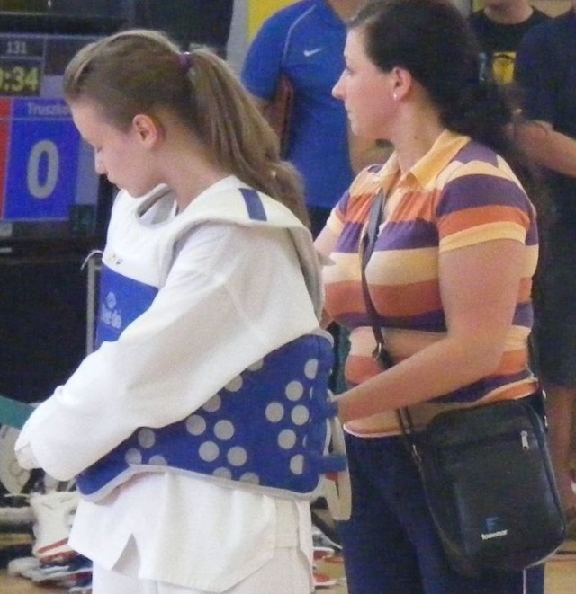 Trener Wioletta Walerowicz ze swoją zawodniczką Olgą Jedlikowską tuż przed walką. 