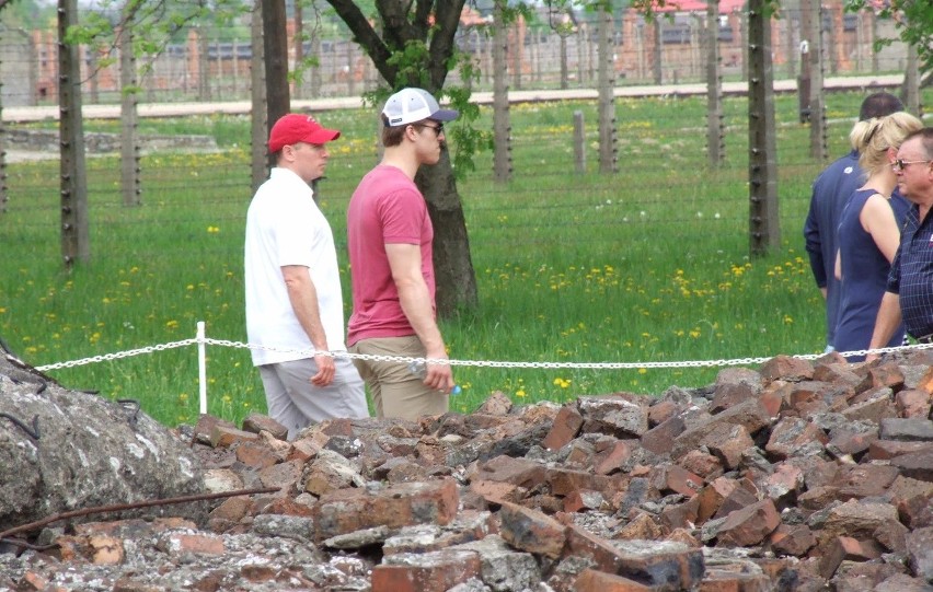 Hokeiści Stanów Zjednoczonych odwiedzili Muzeum Auschwitz-Birkenau [ZDJĘCIA]