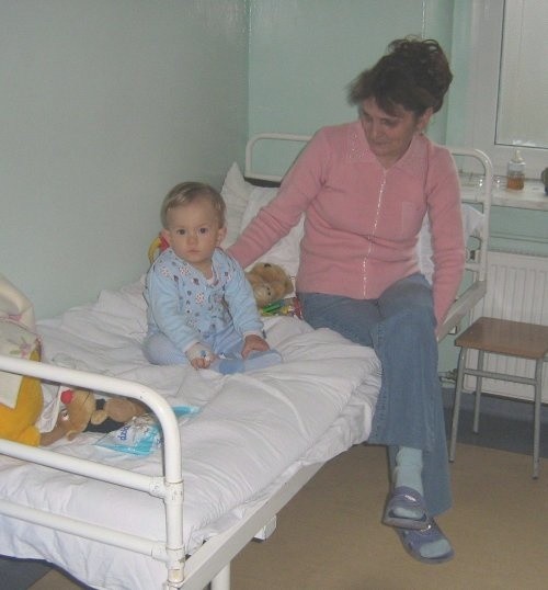 Filip ma roczek. Na oddział dziecięcy szpitala w Stargardzie trafił z grypą jelitową. - Był tutaj od niedzieli do środy, teraz czuje się dobrze - mówi babcia dziecka Teresa Gąsiowska.