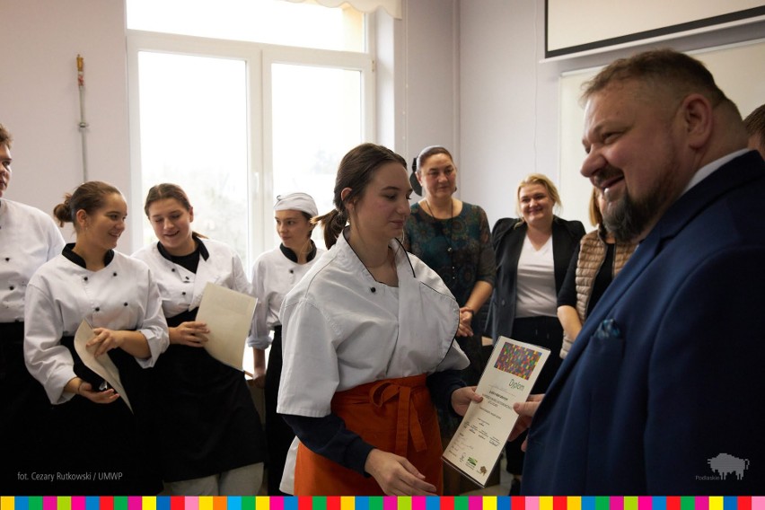„Gotuj z klasą” w Bielsku Podlaskim. Młodzież odkrywała lokalne smaki (zdjęcia)