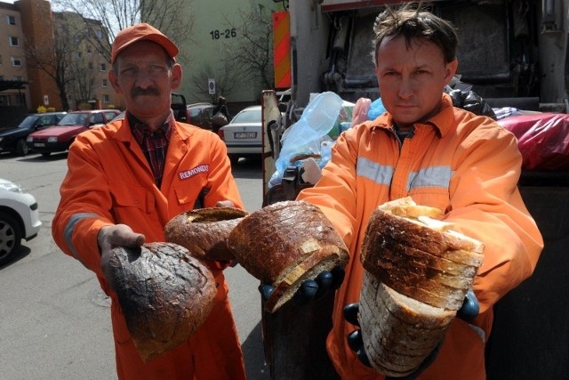 Pracownicy opolskiego Remondisu pokazują chleb znaleziony w kubłach na śmieci.