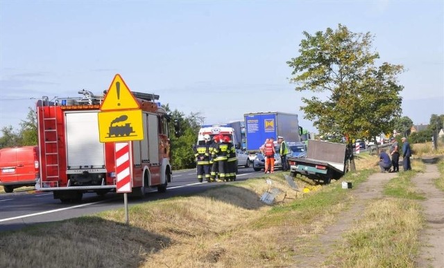 Do niecodziennego wypadku doszło w poniedziałek na obwodnicy Kościana. Brały w nim udział trzy auta, w tym wiezione na lawecie audi.