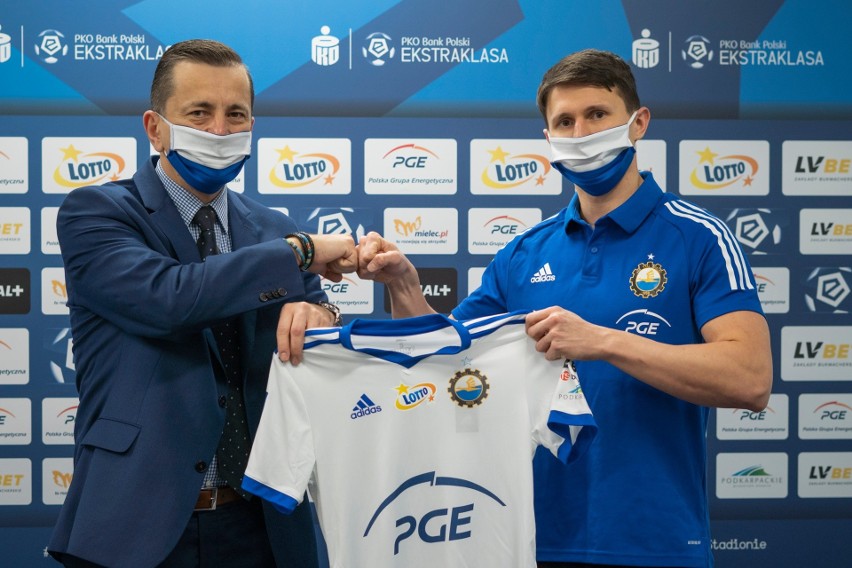 Maciej Jankowski (z prawej) to zimą już trzeci nowy zawodnik...