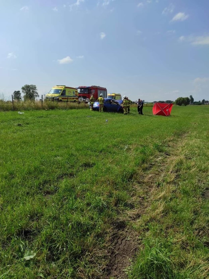 Wyszonki-Błonie. Tragiczny wypadek na drodze gminnej. Dachowanie volkswagena, jedna osoba nie żyje