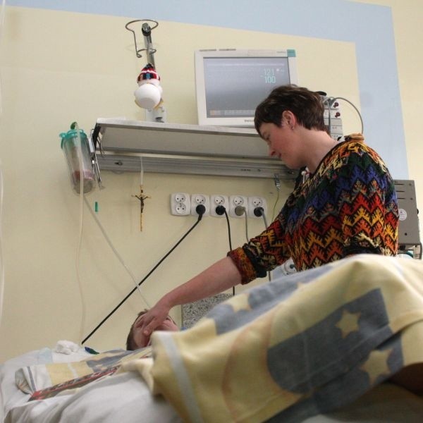 Albert Borek przebywa w szpitalu dziecięcym, po porażeniu prądem jest w stanie wegetatywnym, oddycha przy pomocy respiratora.