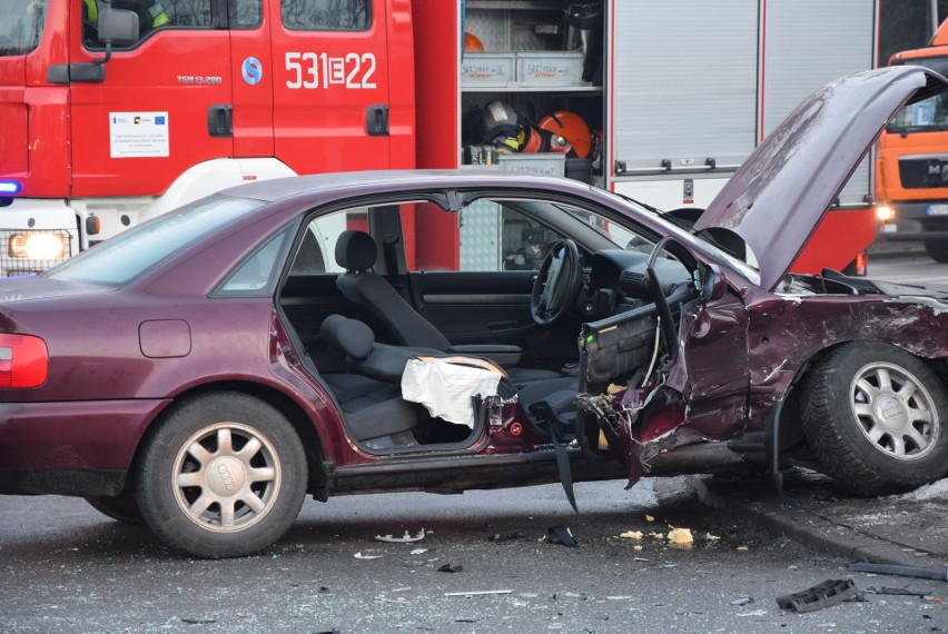 Wypadek w Sieradzu. Trzy osoby w szpitalu [ZDJĘCIA]