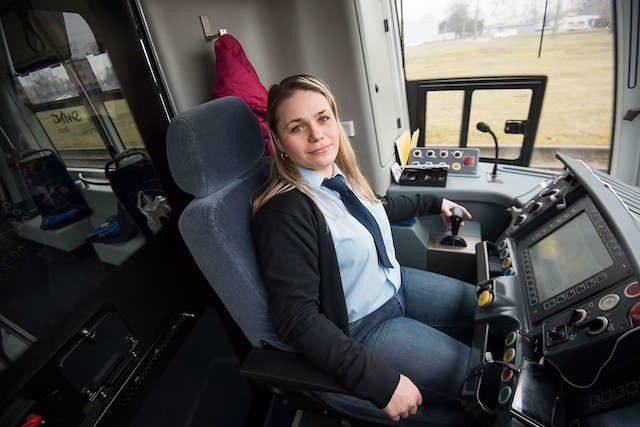 Magdalena Hevelke pracuje w MZK jako motornicza tramwaju. W miejskich autobusach pań także nie brakuje.