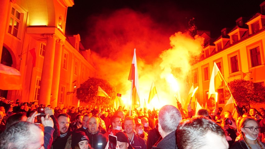 Marsz narodowców we Wrocławiu. 11 osób zatrzymanych! [RELACJA, ZDJĘCIA]