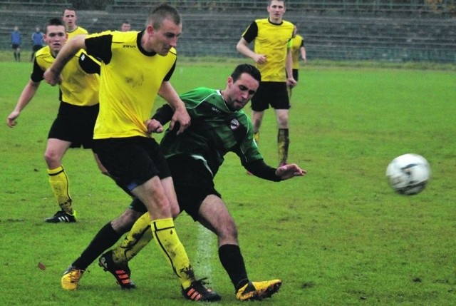 Większość sobotnich spotkań rozegrano w anormalnych warunkach. Na zdjęciu mecz w Starachowicach Star - Orlęta Kielce 
