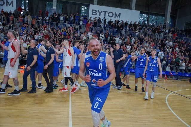 Dawid Bręk i jego koledzy z Enei Basketu Poznań mieli powody do świętowania w hali w Bytomiu