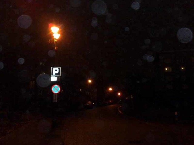 Na Białostockich ulicach latarnie zapalane są za późno.