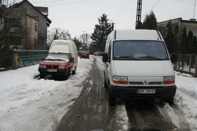 Stojące na ulicy Chełmońskiego samochody uniemożliwiają dokładne odśnieżenie jezdni i chodników