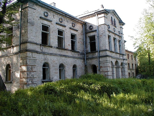 Pałac Schoenbergów w Wąchocku nadal popada w ruinę