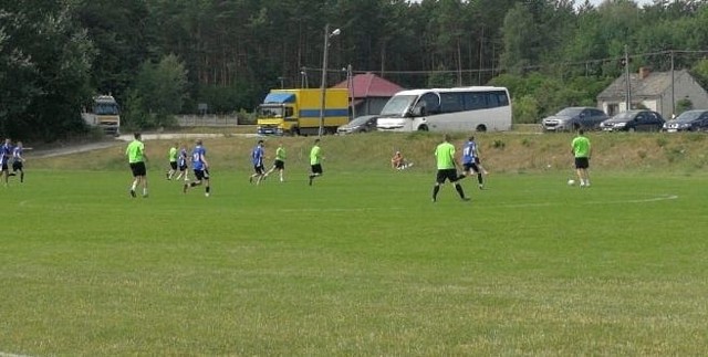 Beniaminek czwartej ligi Star Starachowice wygrał sparing z Alitem Ożarów 5:1.