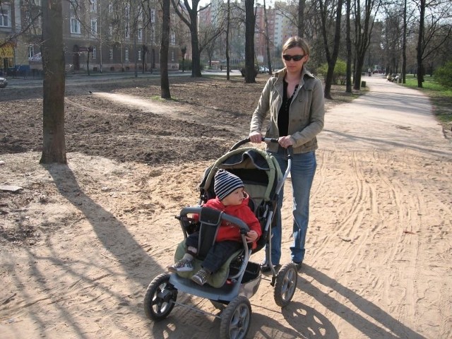 Wcześniej miło było pospacerować po parku, teraz to cięż-ka wyprawa - mówi pani Angelika, która często spaceruje z synkiem Kubusiem. - Przecież tu nawet dziecko nie pobiega, bo się przewróci na tych nierównościach.