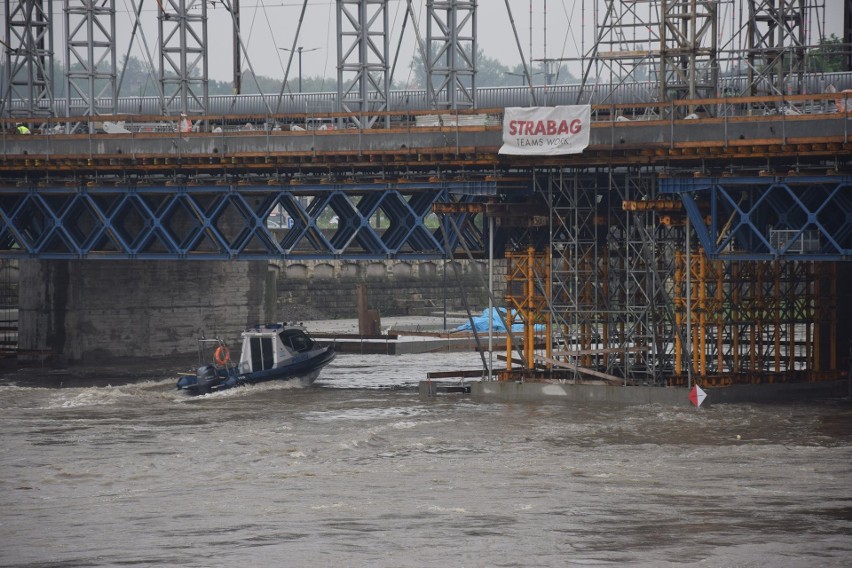 Kraków. Policjanci ratują zagrożoną budowę mostu [ZDJĘCIA]