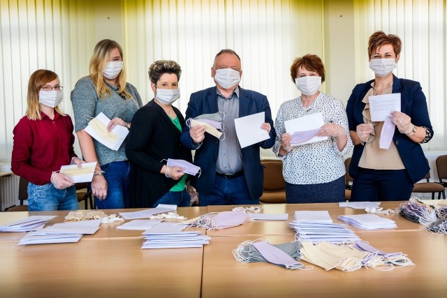 Trwa pakowanie maseczek w Urzędzie Gminy Łoniów. Do mieszkańców trafi 2 tysiące 100 sztuk.