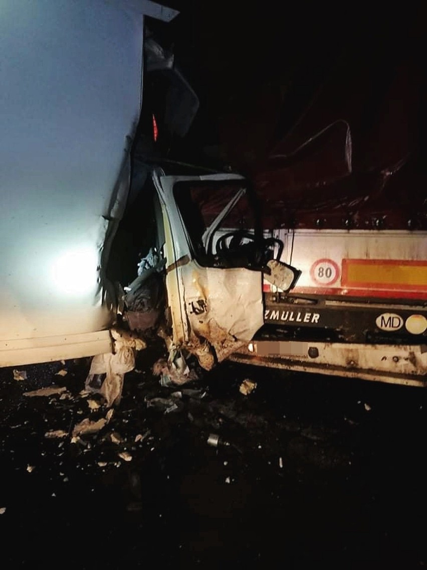 Wypadek na DK 19. Na trasie Radzyń Podlaski – Lubartów samochód dostawczy uderzył w tył ciężarówki