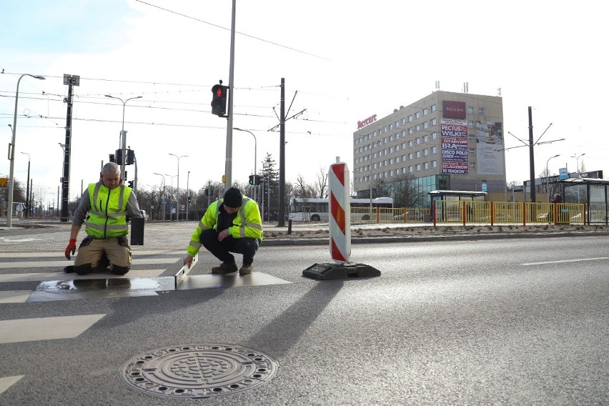 Prace naprawcze asfaltu na Placu Niepodległości