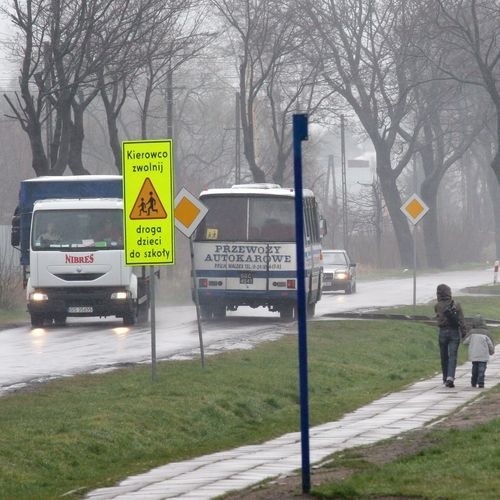 W tym miejscu za kilka tygodni powstaną zatoki dla szkolnych autobusów.