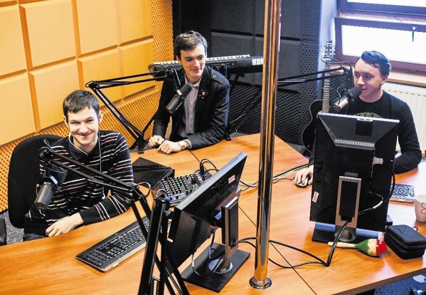 Twórcy Ujot FM w uczelnianym studiu