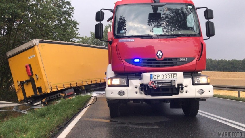 Ciężarówka wpadła do rowu na DK 41 w powiecie nyskim. Za kierownicą siedział 36-letni Słowak