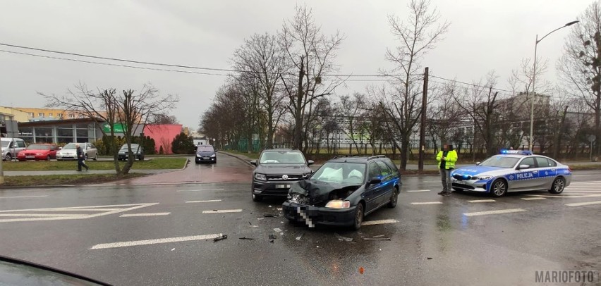 Na ulicy Niemodlińskiej w Opolu zderzyły się dwa samochody.