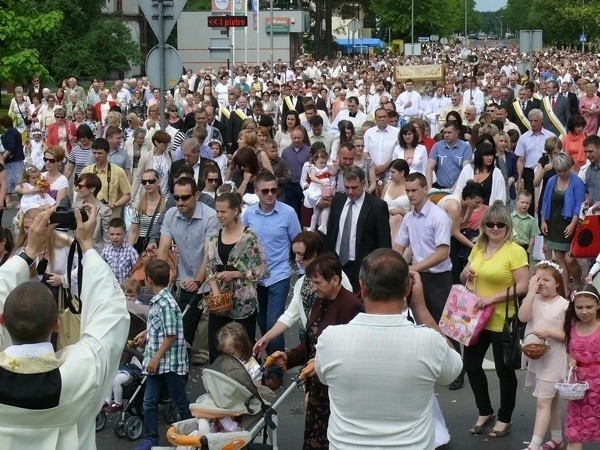 W czwartek, 11 czerwca obchodzić będziemy uroczystość Najświętszego Ciała i Krwi Chrystusa, potocznie nazywaną świętem Bożego Ciała.Będzie to dzień wyjątkowy, bowiem z uwagi na epidemię koronawirusa będzie to pierwsze od lat Boże Ciało bez tradycyjnych tłumnych procesji ulicami miast i wsi. Sięgnęliśmy do naszego archiwum, by przypomnieć procesje sprzed kilku lat w Stalowej Woli.Na kolejnych slajdach zdjęcia z procesji w Stalowej Woli w 2015 roku. Może kogoś rozpoznajesz?