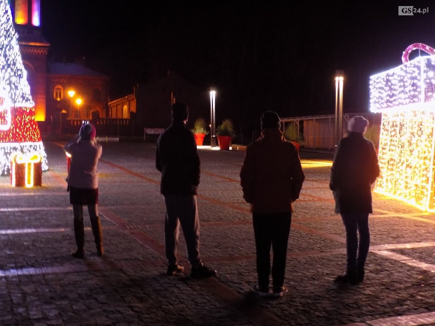 Świąteczny weekend w Niechorzu. Spacerowiczów nie brakowało. ZDJĘCIA iluminacji